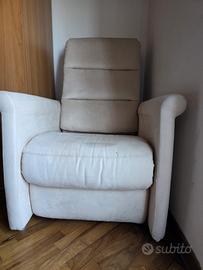 Poltrona relax-massaggiante  di colore beige 50€