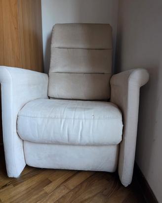Poltrona relax-massaggiante  di colore beige 50€