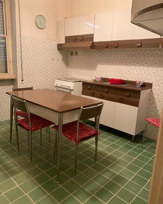 Cucina con macchina gas completa