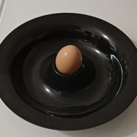 Piatto in plastica con porta uovo