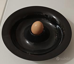 Piatto in plastica con porta uovo