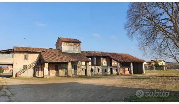 Cascinale di 540 mq. su terreno di 1250 mq