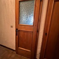 Porta di legno e vetro