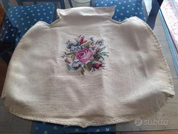 Copertura per sedia antica, ricamata punto croce