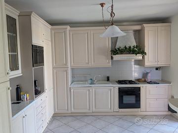 Cucina angolare completa con elettrodomestici