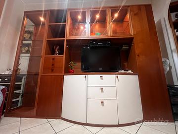 Mobile soggiorno in legno con vetrine illuminate