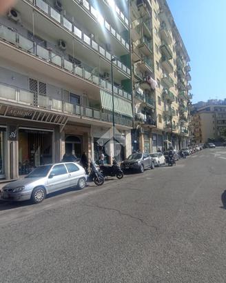 NEGOZIO A NAPOLI