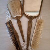 Antico set da toilette in ottone con ricamo a mano