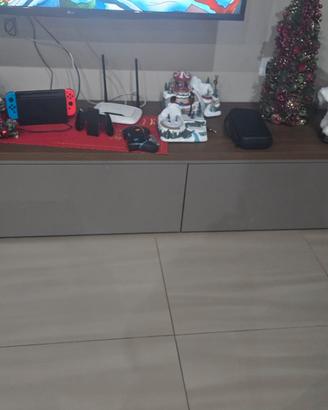 Mobile TV basso moderno con ante apribili