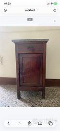 coppia di comodini d'epoca in legno massello, con