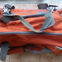 Borsone-trolley di tela arancione con ruote