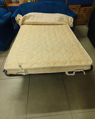 2 divani di cui uno a letto