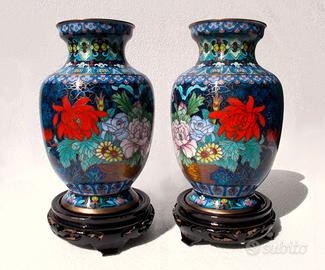Coppia di vasi a decoro cloisonné su rame dorato