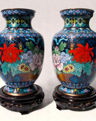 Coppia di vasi a decoro cloisonné su rame dorato