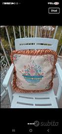 Cuscino vintage accuratamente ricamato a mano 
