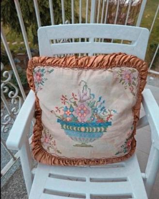 Cuscino vintage accuratamente ricamato a mano 