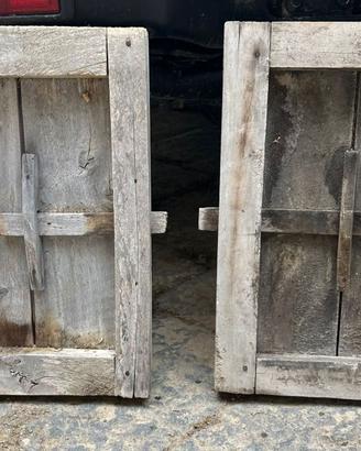 Coppia antine sportelli in legno scurini finestre