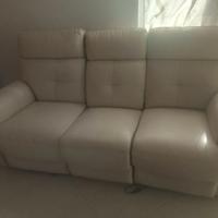 Divano in pelle beige con poggiapiedi