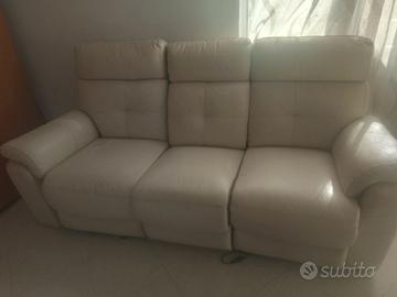 Divano in pelle beige con poggiapiedi