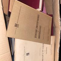 Scatola di libri di diritto giurisprudenza