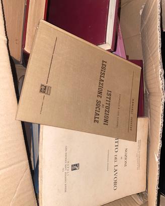 Scatola di libri di diritto giurisprudenza