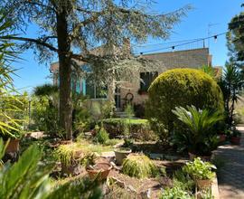 Villa con ampio giardino zona Castel del Monte