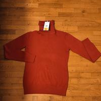 Maglia a collo alto rossa, marca Zuici