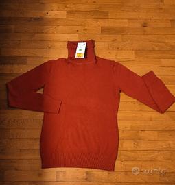 Maglia a collo alto rossa, marca Zuici