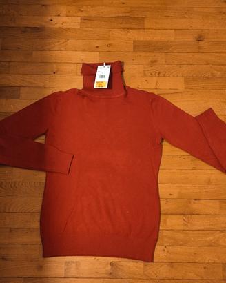Maglia a collo alto rossa, marca Zuici