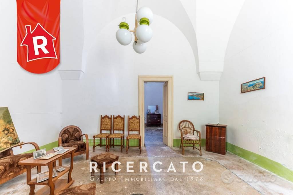 Villa di 162 m² con 3 locali e box auto a Castri d - Altro