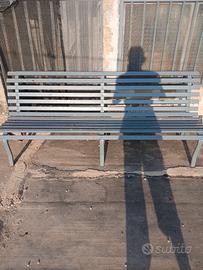 Panchina in ferro per giardini e villette