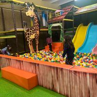 Playground completa con giostra e tappeto elastico