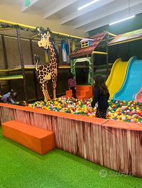 Playground completa con giostra e tappeto elastico