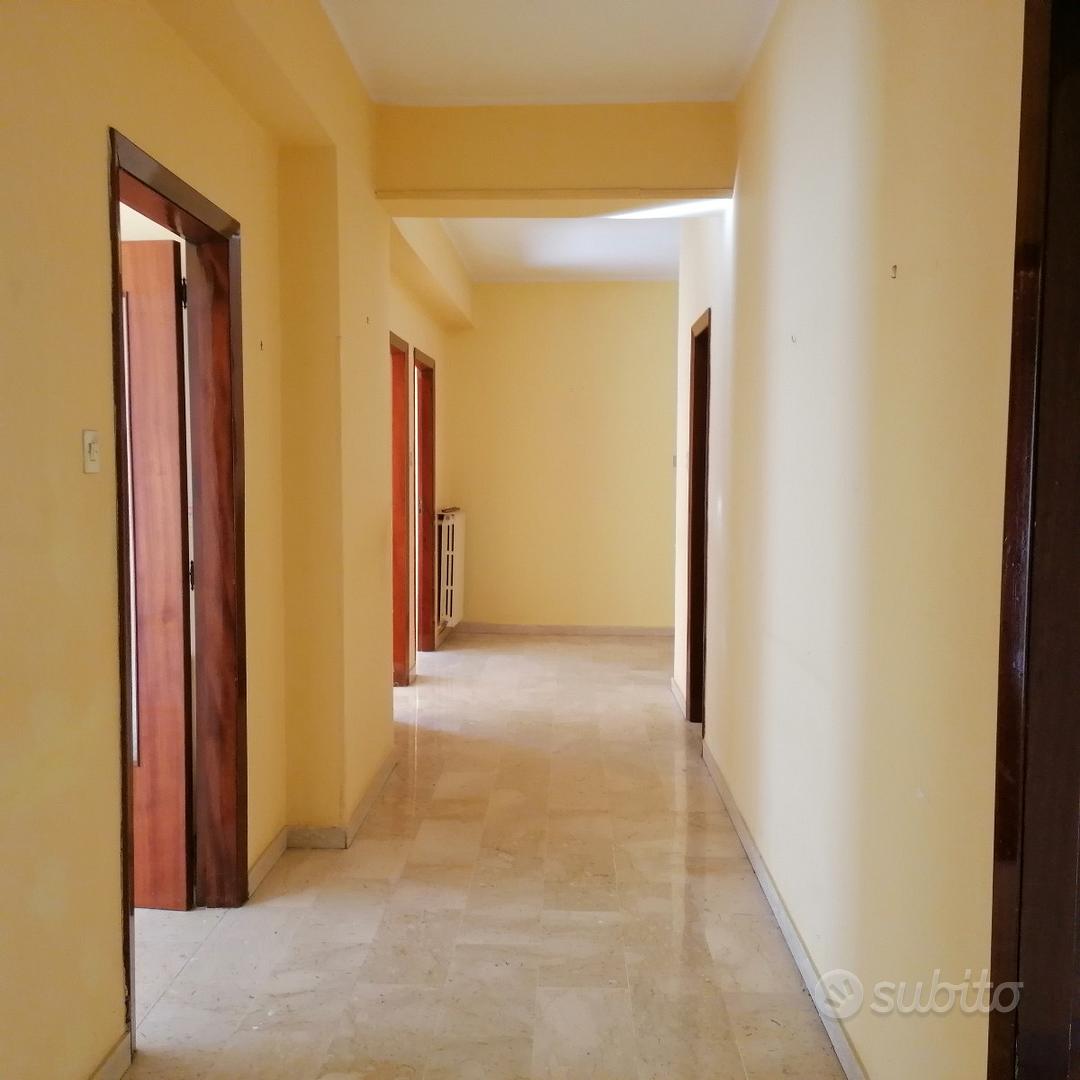 576168 Luminoso Appartamento Zona Centro Crotone - Vista 2