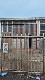 Capannone con area esterna