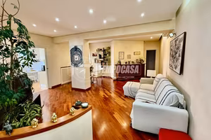 Ampio Trilocale con Grande Terrazzo e Doppi Serviz