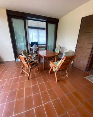 Tavolo da giardino con poltrone e sedie