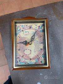 Orologio da parete con sportello interno