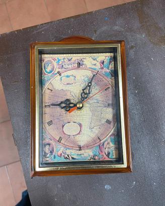 Orologio da parete con sportello interno