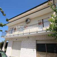 CASA SINGOLA SU TRE PIANI CON GARAGE E SOFFITTA