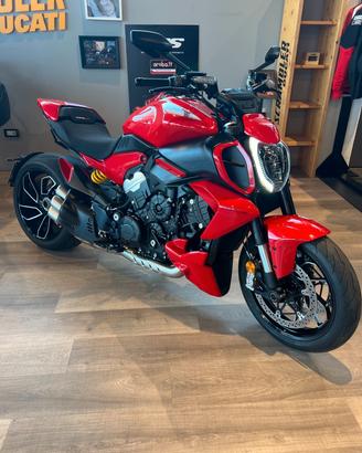 Ducati Diavel V4 RED