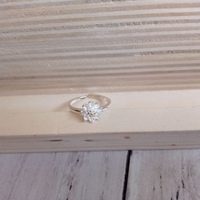 Anello in argento a forma di fiore con pistilli