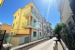 4 LOCALI A POZZUOLI