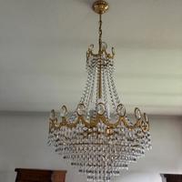 Lampadario con struttura dorata e cristalli