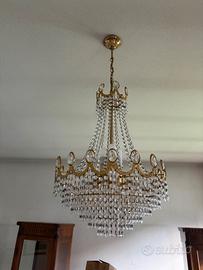 Lampadario con struttura dorata e cristalli