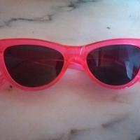 Occhiali da sole rossi con lenti non graduate