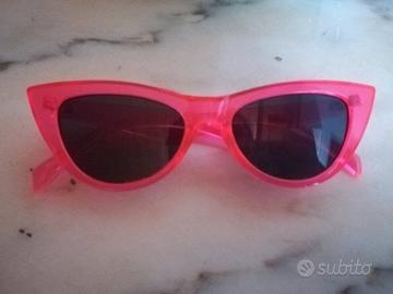 Occhiali da sole rossi con lenti non graduate