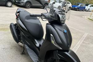 Piaggio Beverly 300 Hpe deep black