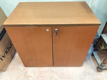 Mobiletto vintage in legno 2 ante+ripiani + chiave