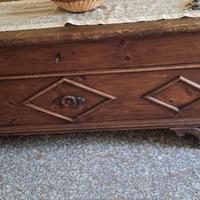 Mobili antichi: cassapanca, comodini, armadio